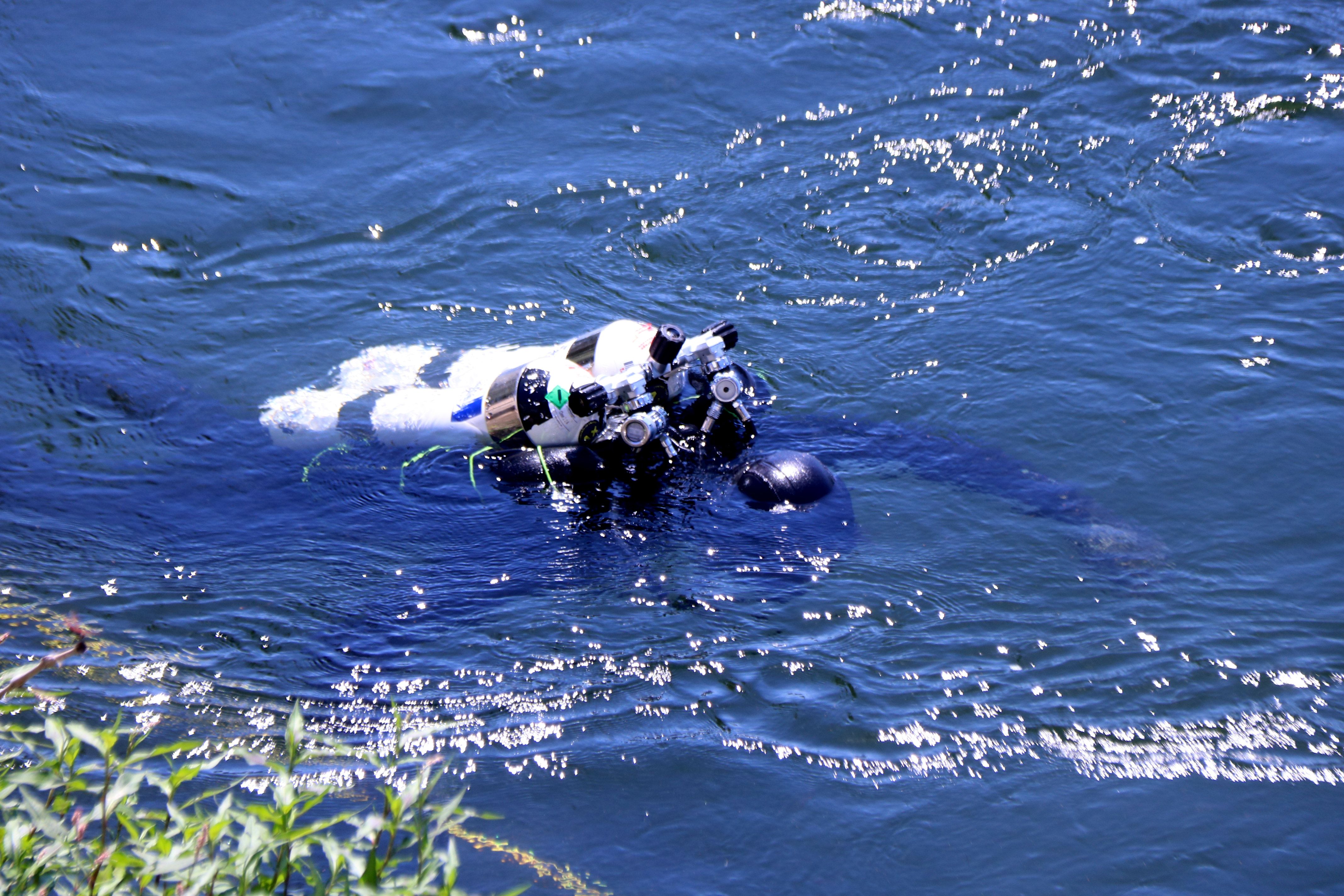Equipos subacuáticos durante el dispositivo de investigación|búsqueda del joven I ACN