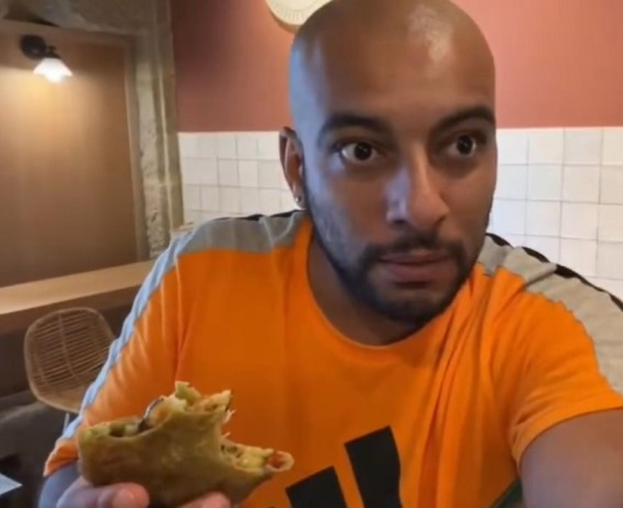youtuber amenaza camarera restaurante vigo