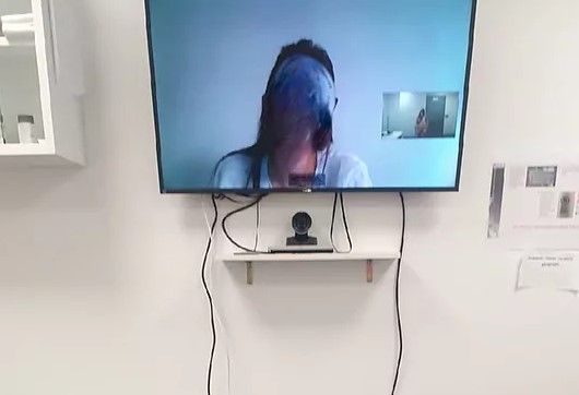 sorpresa joven acude medico hospital villalba atienden webcam