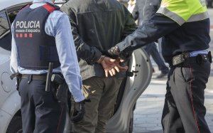 Un home detingut amb manilles pels Mossos d'Esquadra - Sergi Alcàzar