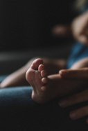 bebè braços mare arxiu_Jenna Norman_Unsplash