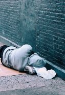 persona dormint al carrer - jon tyson unsplash