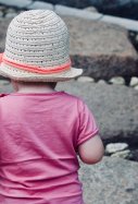 bebe amb gorra - jelleke vanooteghem unsplash