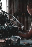 mecànic cotxe - aaron huber unsplash