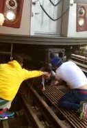 padre salta vias metro con hija