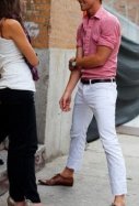 camisa rosa hombre agresión homófoba
