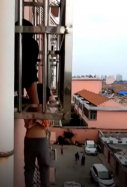 rescate niño colgado balcón china