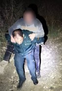 Un agent de la guàrdia Civil va haver de carregar a les espatlles el jove