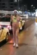 Un turista passeja despullat pels carrers de Gran Canària