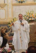 Mossèn Joao Paulo Araujo amb gossos a missa_Instagram