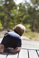 Niño pequeño de espaldas