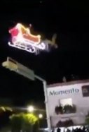 Santa Claus sobrevolando el cielo de Apizaco, México