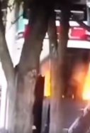 Autobús cayendo dentro agujero / CCTV