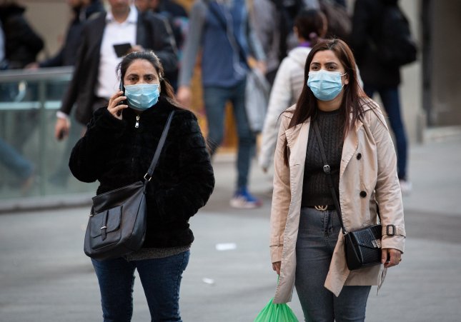 Personas con mascarilla en Barcelona ante el brote de coronavirus / Europa Press