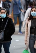 Personas con mascarilla en Barcelona ante el brote de coronavirus / Europa Press