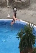 Turista expulsada de la piscina por la policia debido a las restricciones por el coronavirus. El Independiente.