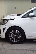 Un hombre compró un coche y lo estampó contra la pared del concesionario / BMC