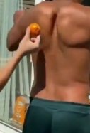 Un hombre exprime naranjas con su espalda / RRSS