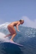 Felicity Palmer surfea desnuda / Video Break