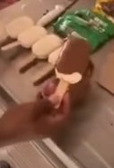 Influencer da helados de jabón a los indigentes / YouTube Yona Rincón