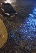 Una mujer resbala repetidas veces por una calle helada / El Trascendental