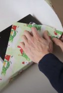 El truco japonés para envolver regalos sin celo / YouTube @BeatTheBush