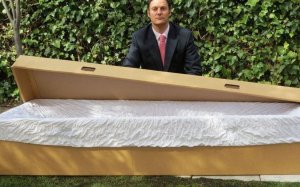 Una funeraria catalana ofrece ataúdes de cartón por 150 euros / Eternam