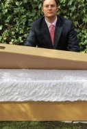 Una funeraria catalana ofrece ataúdes de cartón por 150 euros / Eternam