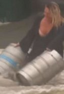 Una mujer rescata dos barriles de cerveza en una inundación / Cedida
