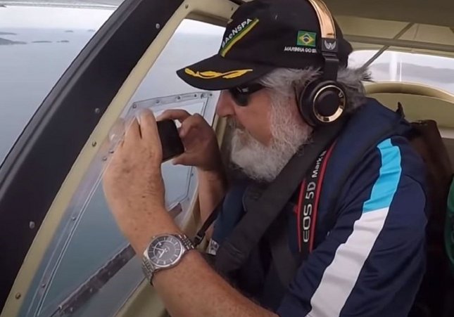 Se le cae el móvil desde un avión y sigue funcionando / YouTube Ernesto Galiotto