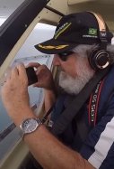 Se le cae el móvil desde un avión y sigue funcionando / YouTube Ernesto Galiotto