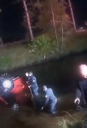 Rescatan una familia atrapada en su coche en un lago / Orlando Police Department