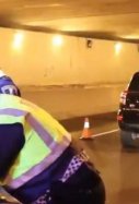 La policia los pilla borrachos y hacen flexiones para evitar la multa / Twitter La Sexta