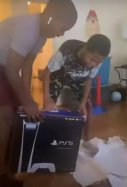 Unos padres regalan una PlayStation 5 a sus hijos / Wikimedia Commons