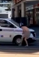 Un hombre desnudo se autoarresta / @7NewsBrisbane