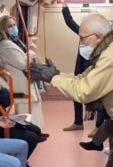Pelea en el metro de Madrid por el uso de la mascarilla / @EstherYez