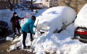 Dos mujeres rescatan un coche atrapado por la nevada 2020 en Falset / Foto: Roger Segura ACN