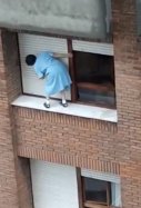 Señora limpiando las persianas / @CarlosMoro10