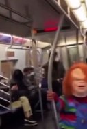 Chucky en el metro / HoodratchednessTV