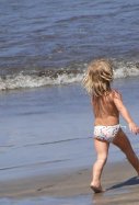 Niña en la playa / PxFuel