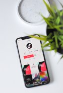 TikTok app móvil / Unsplash