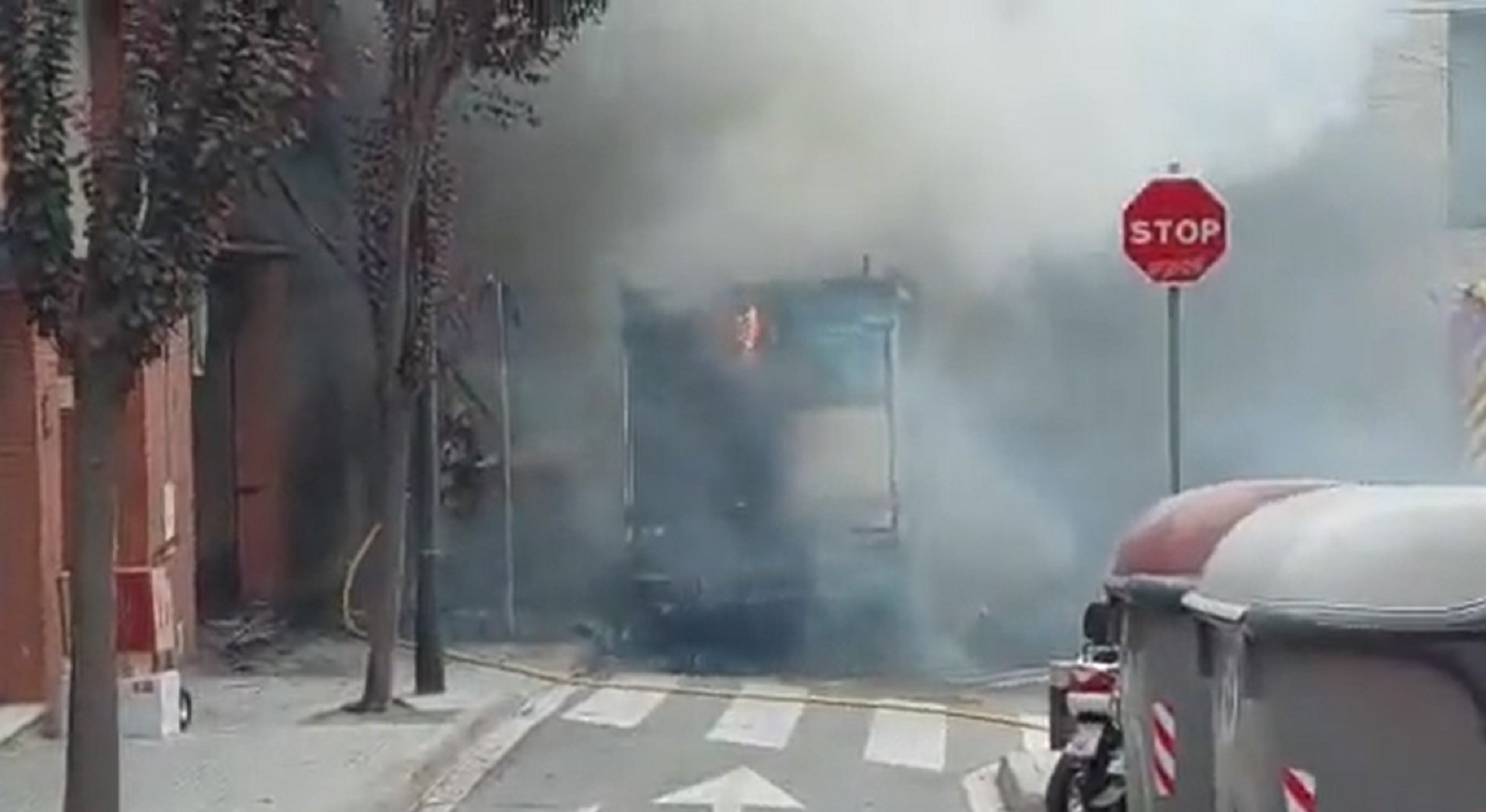 Incendio camión Sant Cugat / Twitter manelcervantese