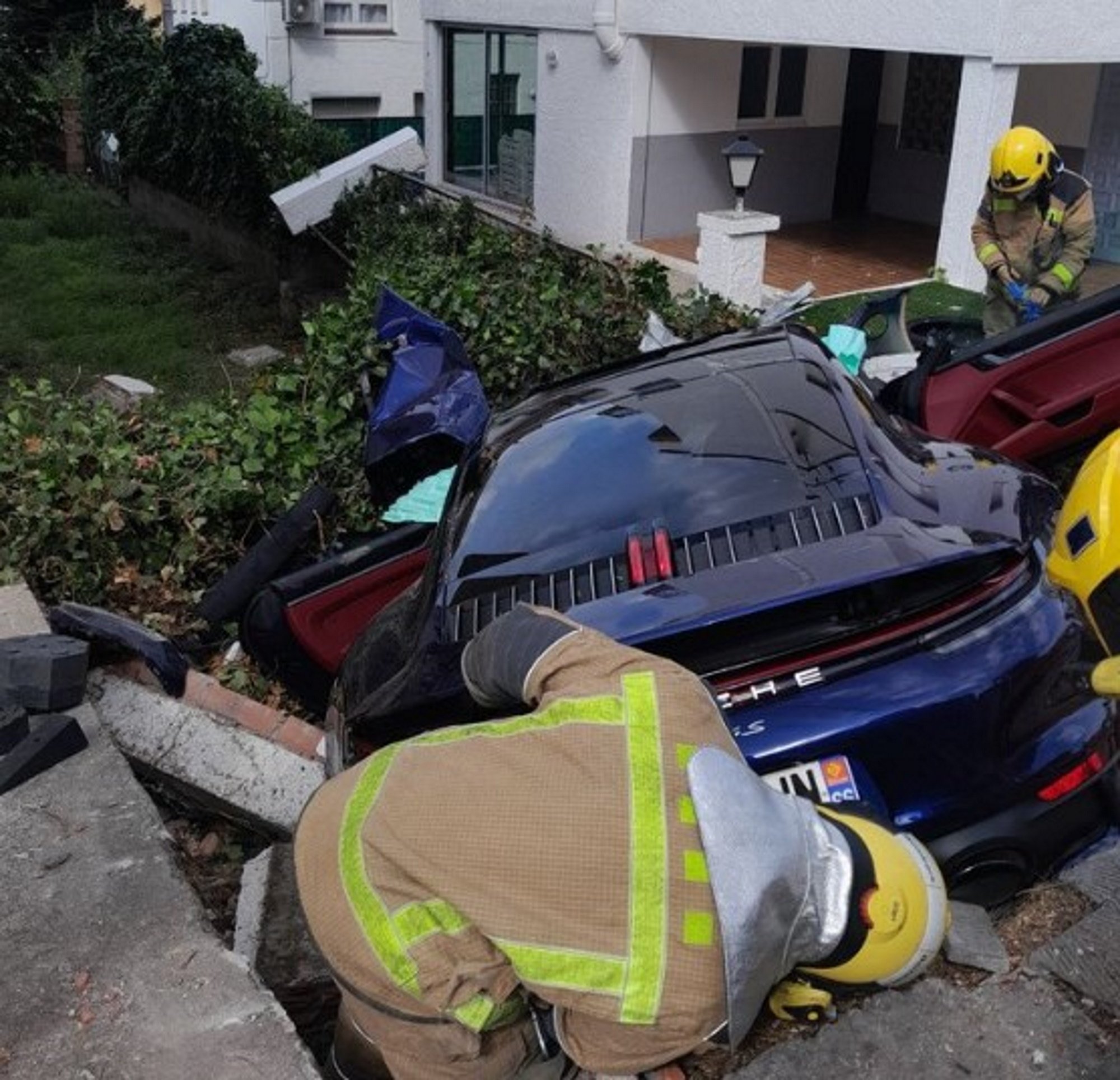 2 personas heridas graves chocar coche valla casa particular rosas foto bomberos