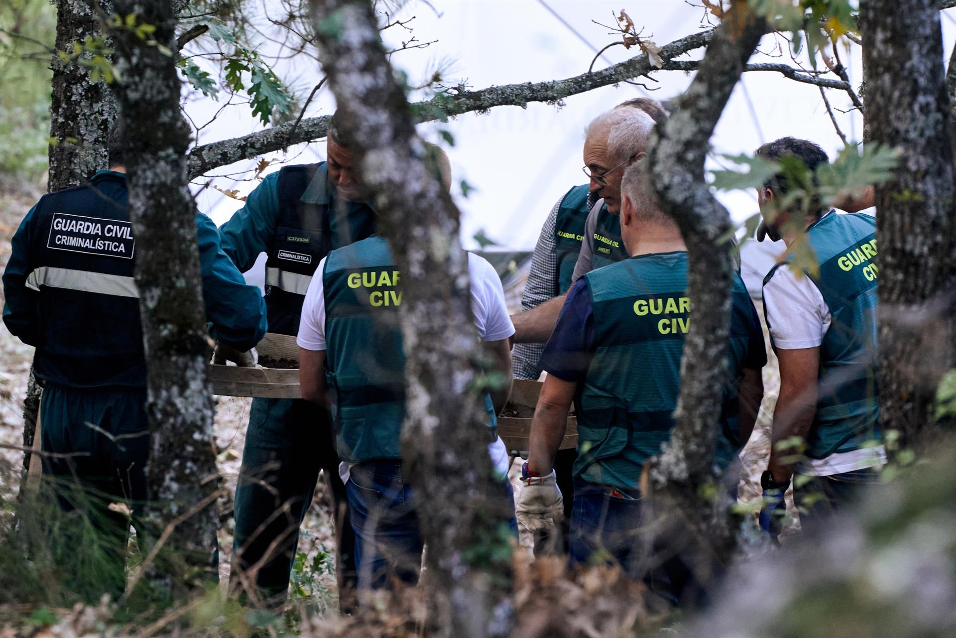Agentes de la Guardia Civil y de Policía Nacional baten el terreno donde aparecieron restos de Juana Canal, en la zona de Navalacruz (Ávila), en busca de pistas que aclaren el caso de esta mujer desaparecida desde 2003 / EFE - Raúl Sanchidrián