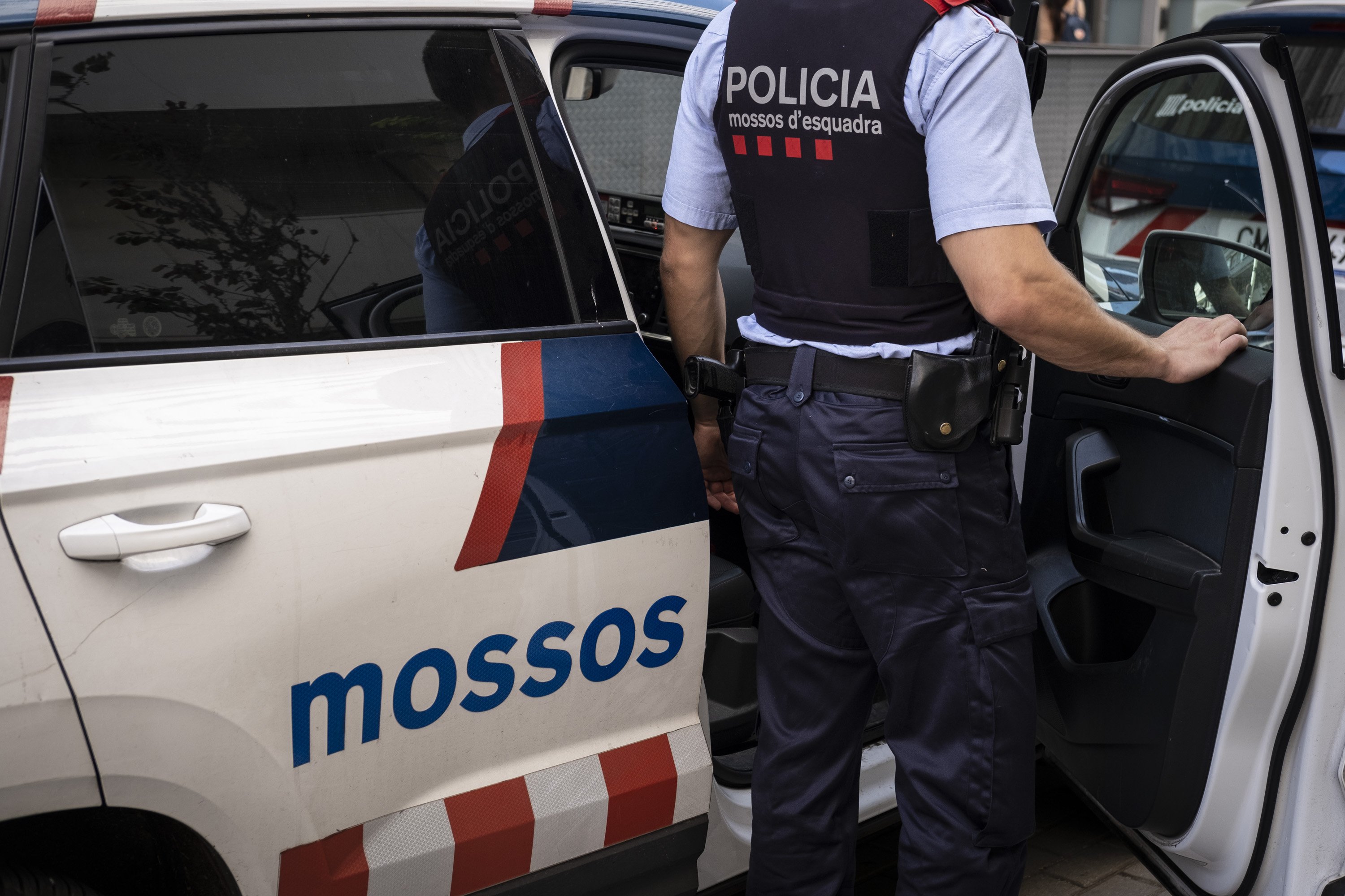 Recurs mossos d'esquadra agent entrant al cotxe dreta / Foto: Carlos Baglietto