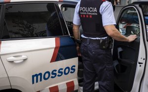 Recurs mossos d'esquadra agent entrant al cotxe dreta / Foto: Carlos Baglietto