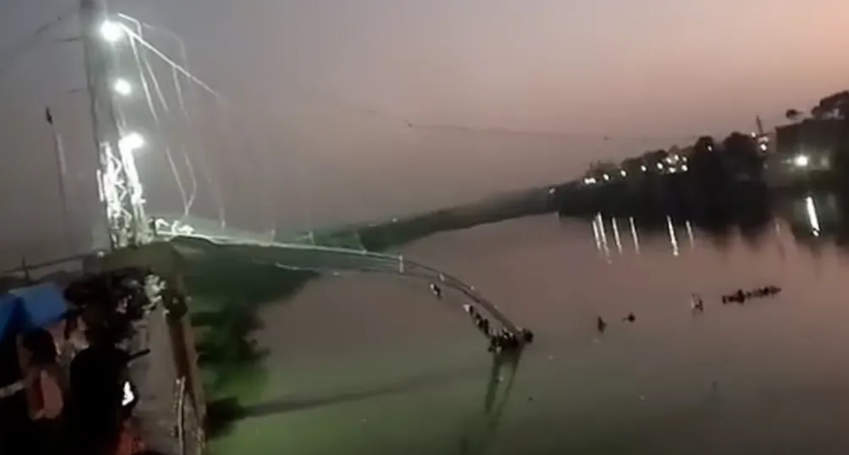 Мост рухнул в американском штате мэриленд. Обрушении пешеходного моста в Индии. Вантовый мост в Индии. Рухнул мост.