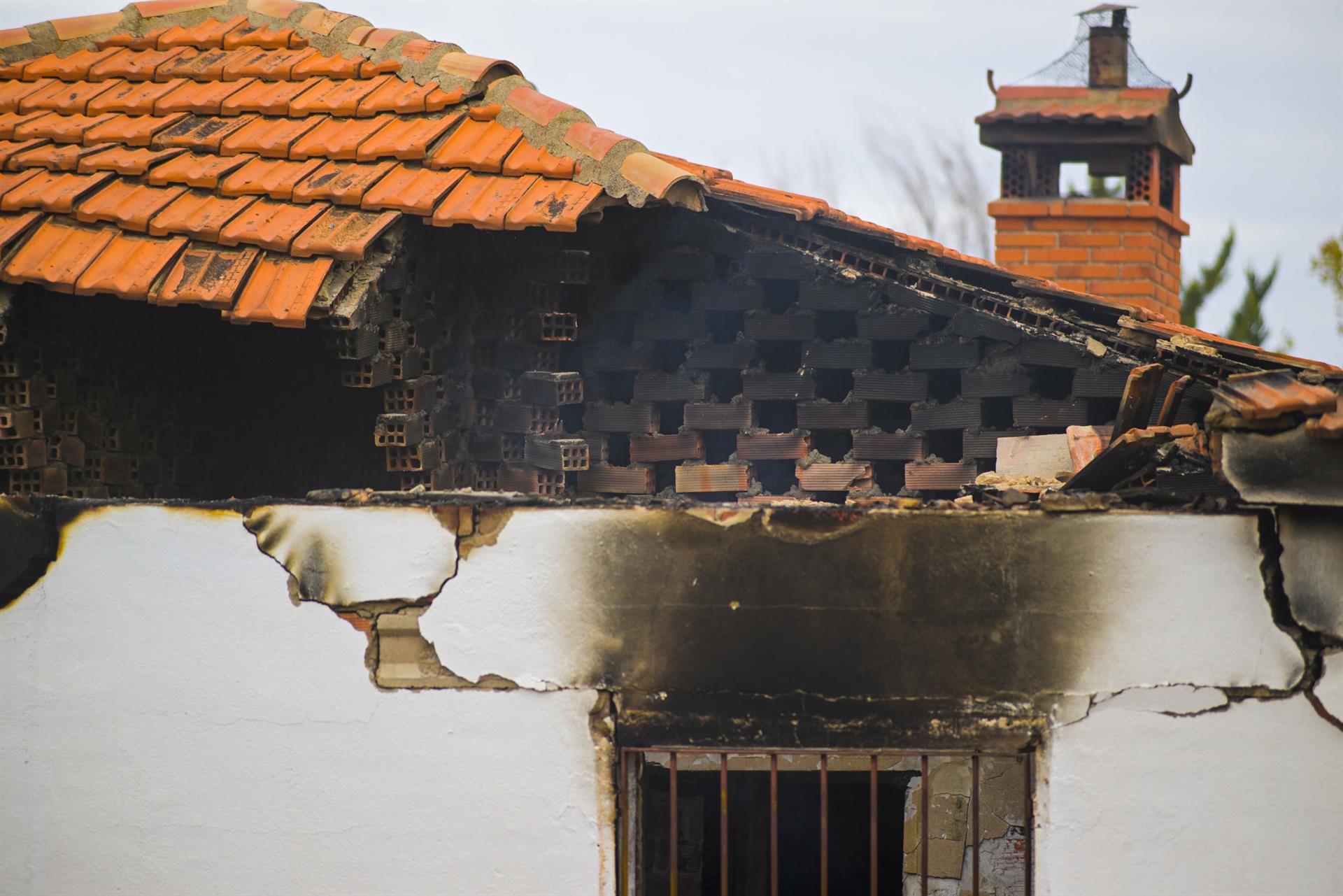 La casa del tirador d'Argamasilla de Calatrava (Ciudad Real) després de l'incendi / Foto: EFE/Jesús Monroy