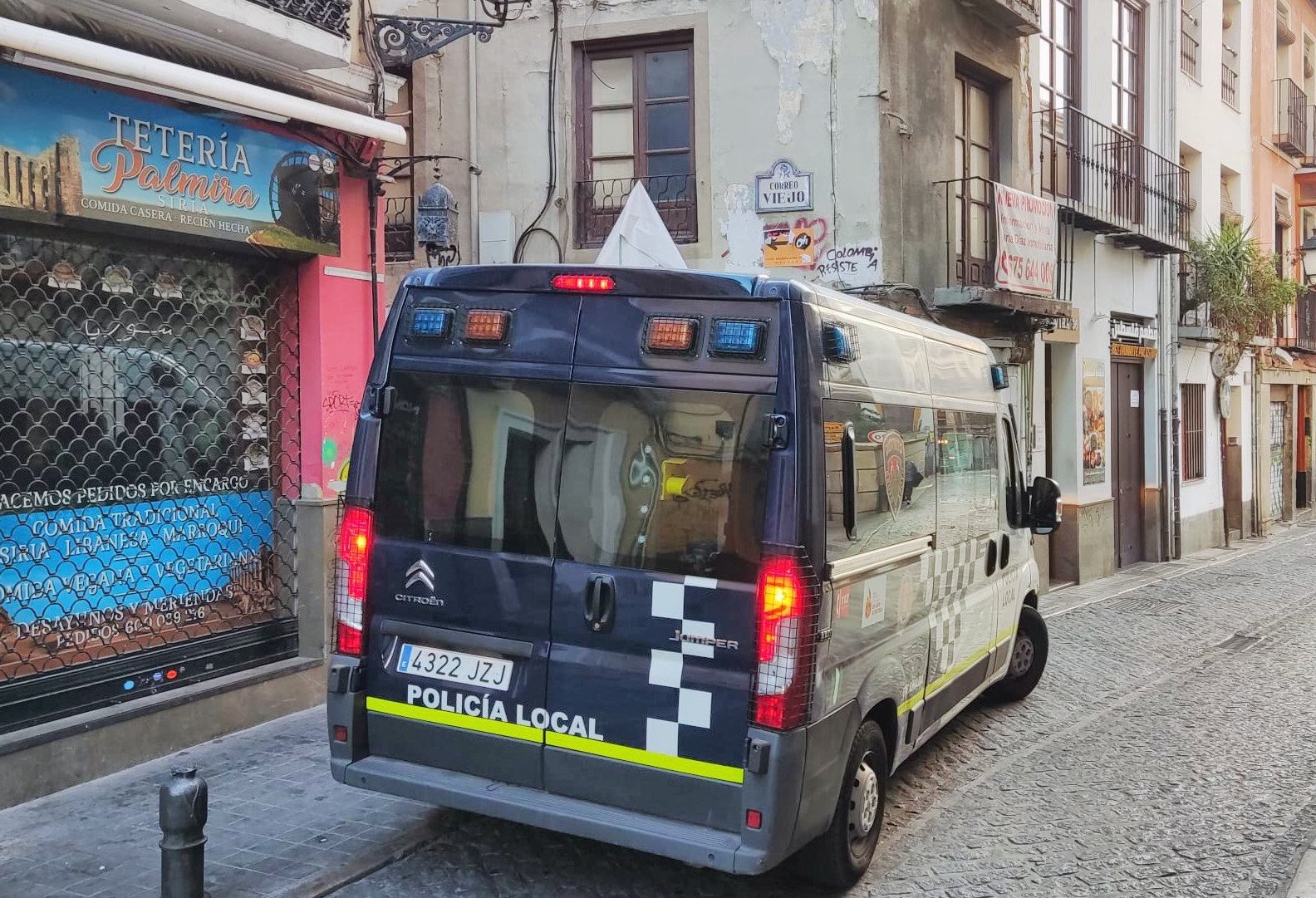 Un vehicle de la Policia Local de Granada als voltants d'on va succeir l'intent de venda de marihuana / POLICIA LOCAL GRANADA