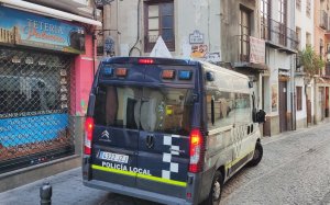 Un vehicle de la Policia Local de Granada als voltants d'on va succeir l'intent de venda de marihuana / POLICIA LOCAL GRANADA